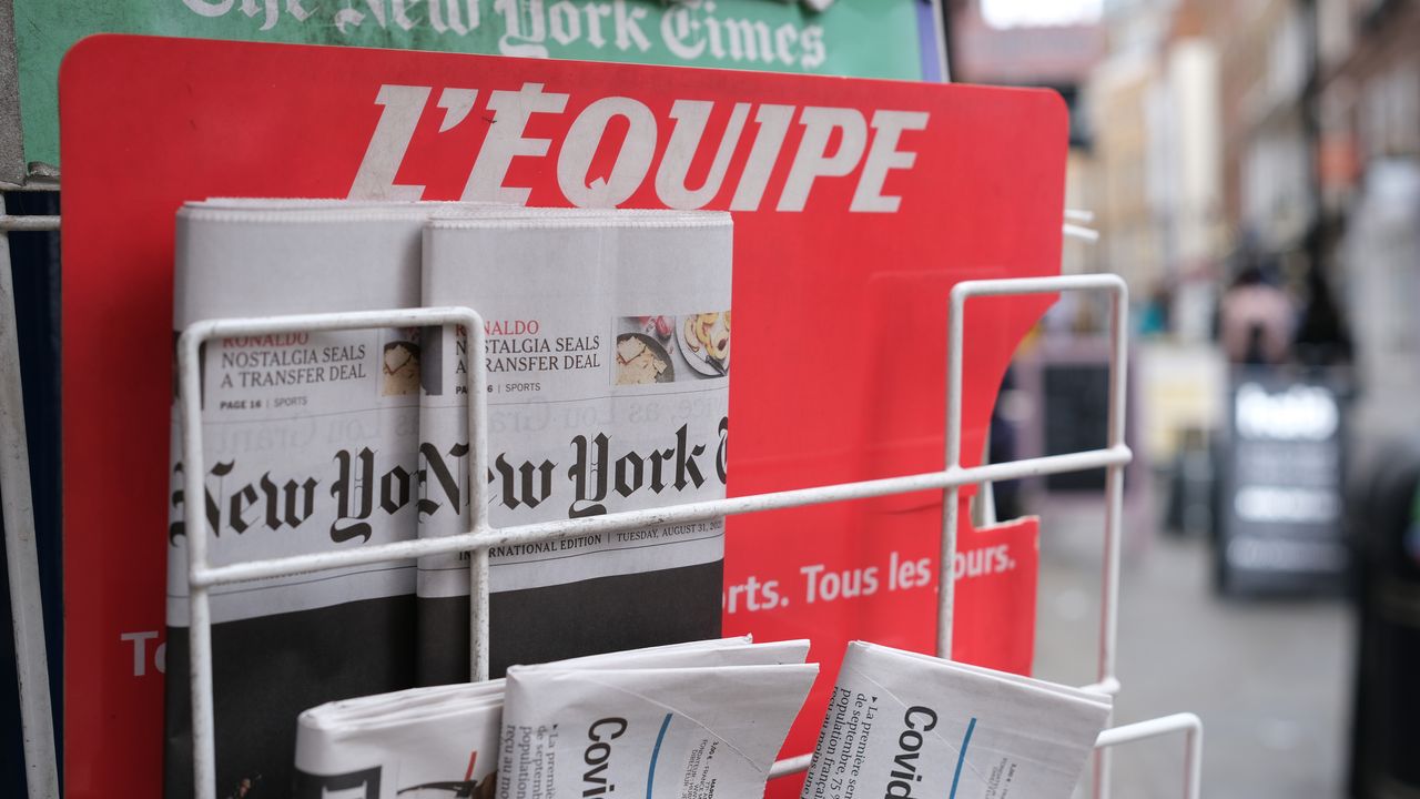A newspaper stand in London's Trafalgar Square shot with the Fujifilm XF33mm f/1.4 lens