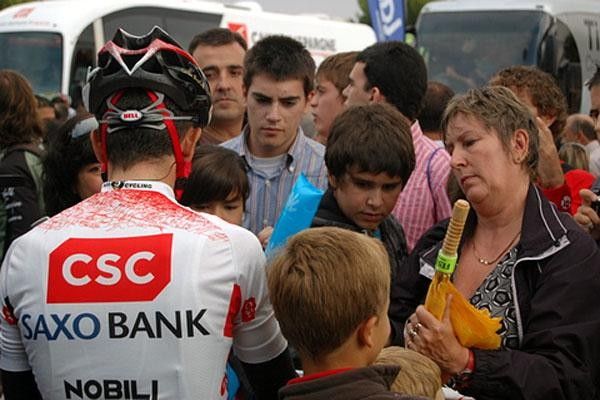 Carlos Sastre (CSC-Saxo Bank) is probably the most patient autograph giver and photo poser in the peloton. One of the reasons why he was always the last one to sign in.