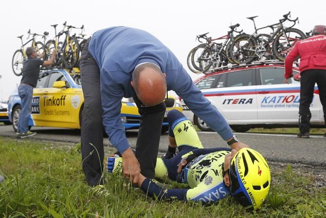 Bjarne Riis looks after Jesus Hernandez after his crash