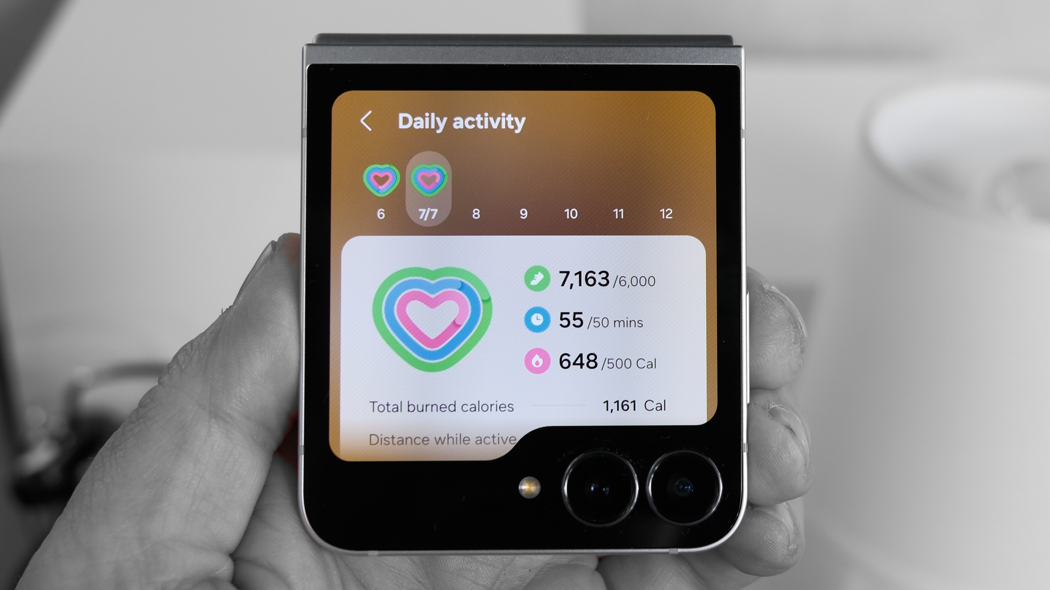 Samsung Galaxy Z Flip 7 FE dichtgevouwen met Daily Activity in beeld