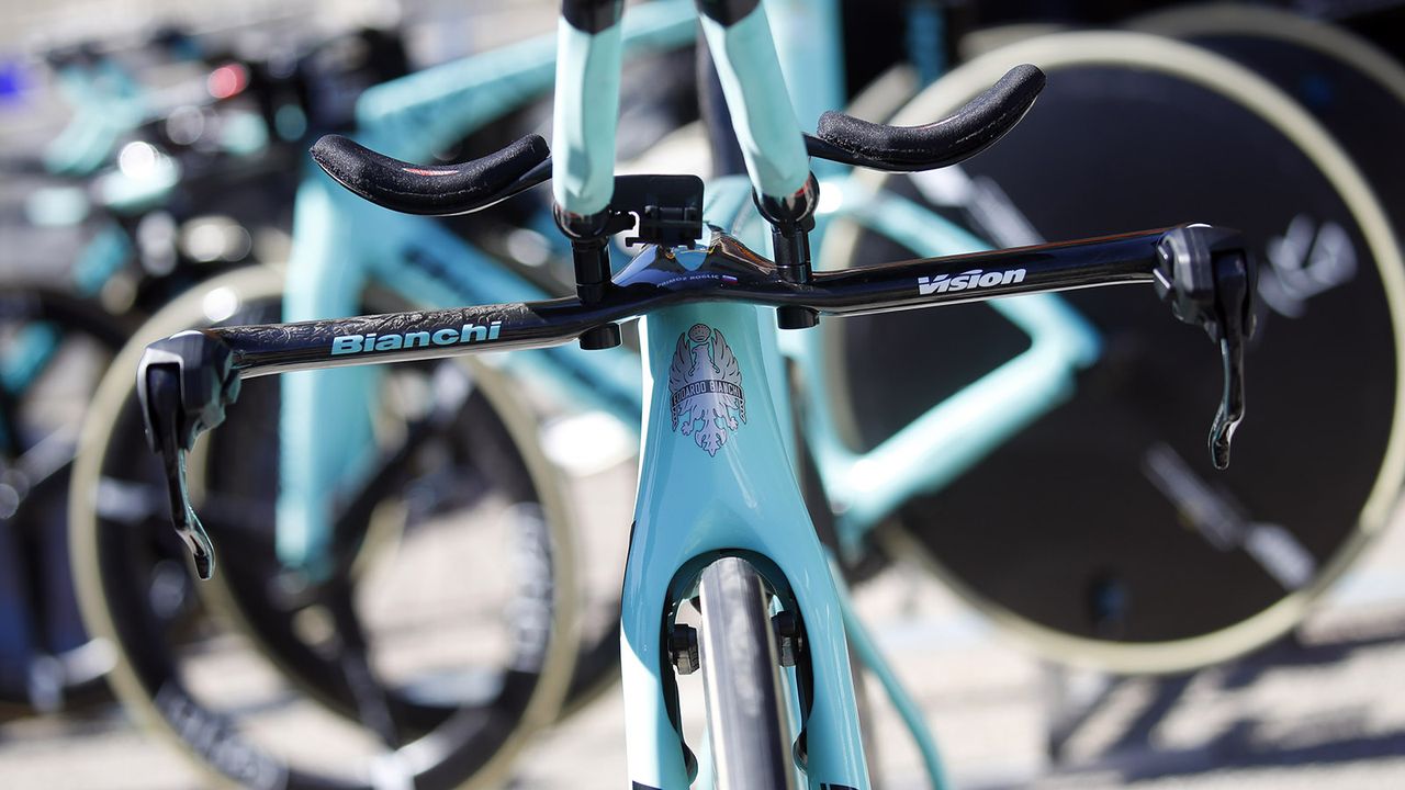 Here you can see the hidden front brake