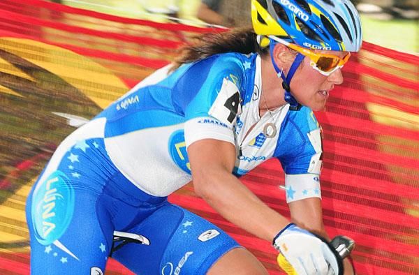 Katerina Nash (Luna Pro Team) chasing Katie Compton.