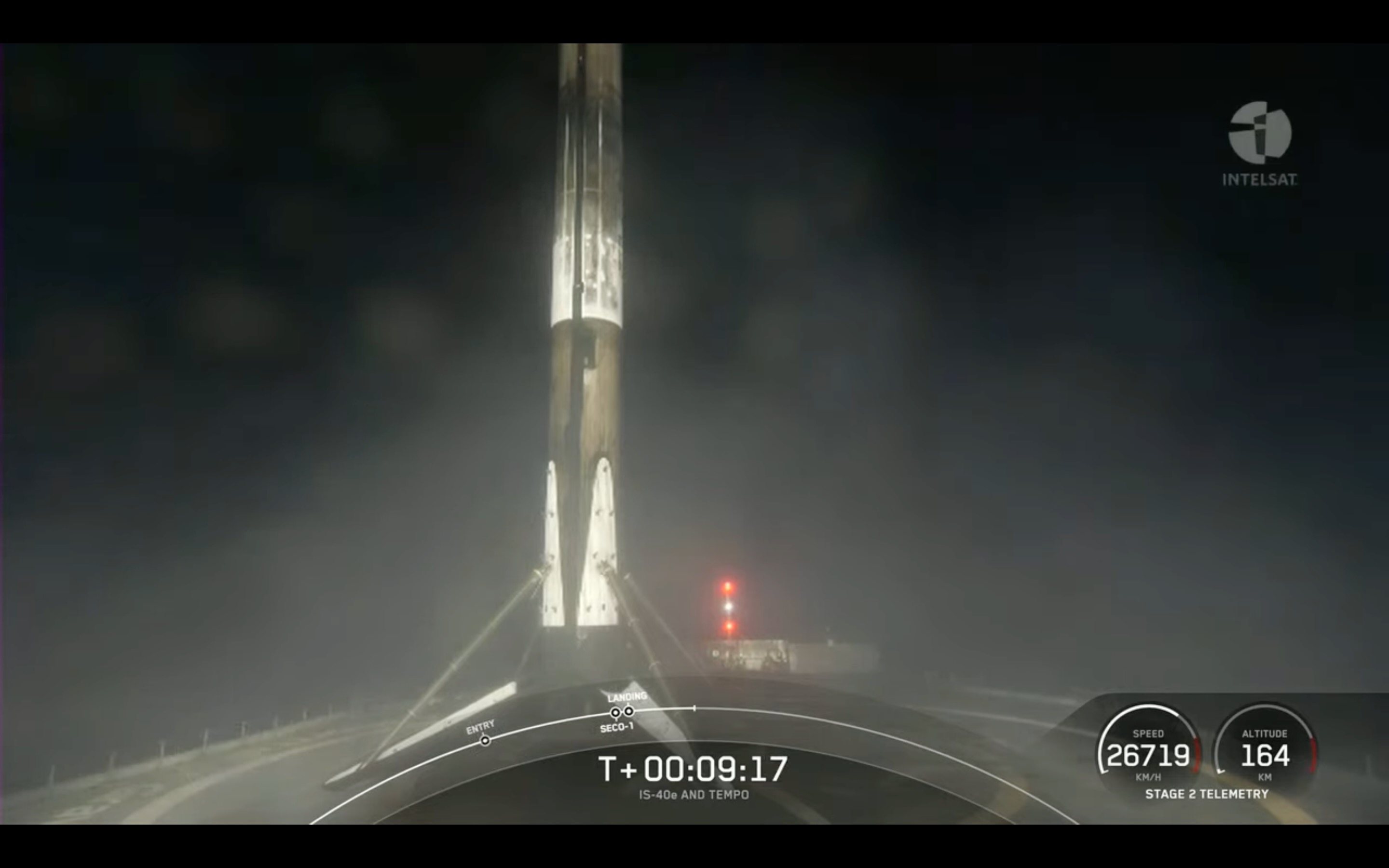 Um booster SpaceX Falcon 9 repousa sobre o navio drone A Shortfall of Gravitas logo após o lançamento do satélite Intelsat 40e em 7 de abril de 2023.