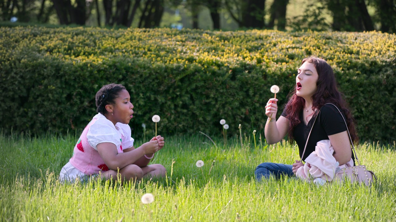 Journey Early blows dandelions with her date on Love on the Spectrum Season 3.
