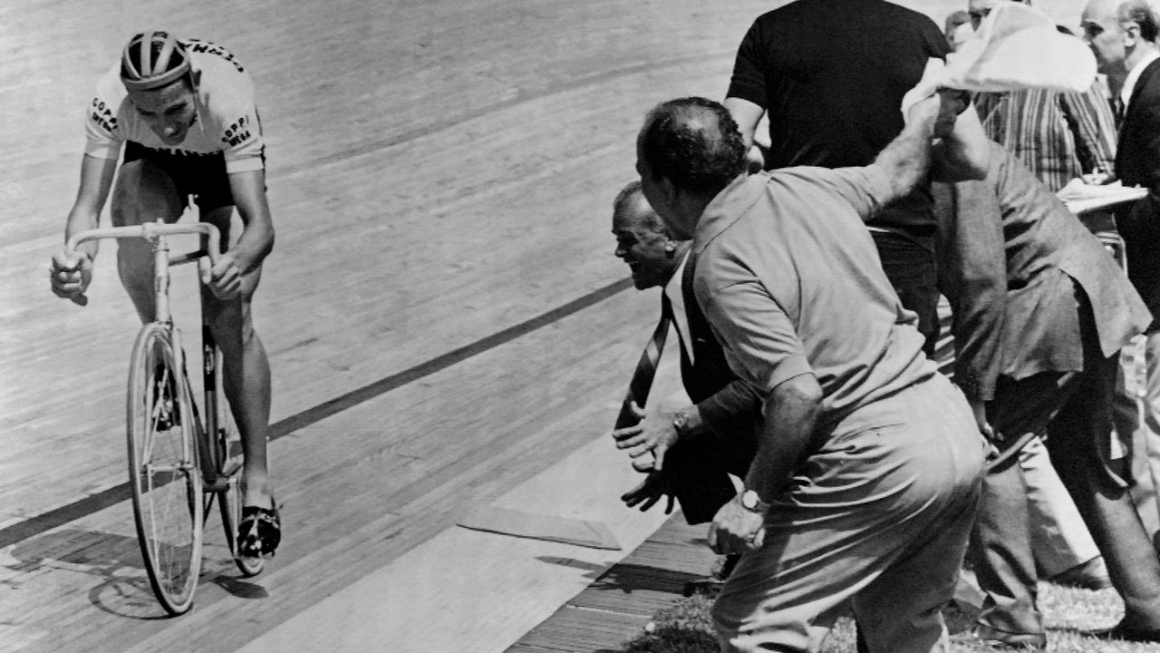 1942: Heading back in time. Fausto Coppi attempts the Hour Record during the Second World War, riding 45.798km in Milan