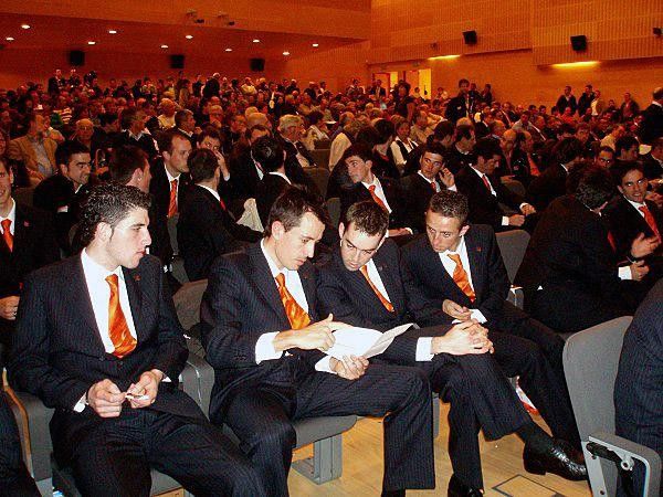 Aramendia, Astarloza, Azanza and Bru watching the team book