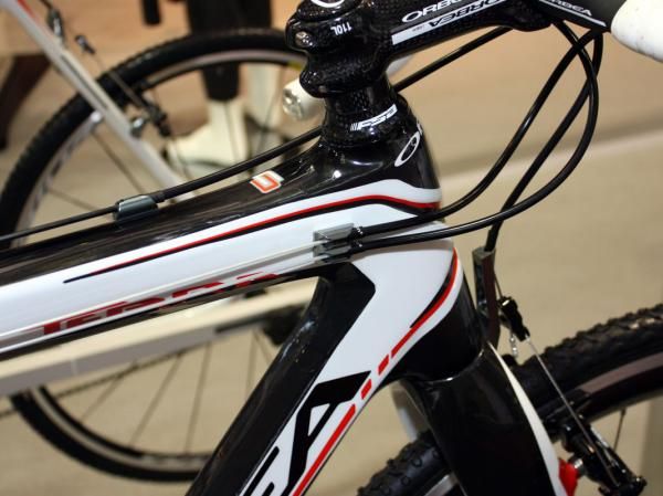 Cables are routed along the top tube and the derailleur lines are fully sealed from end to end.