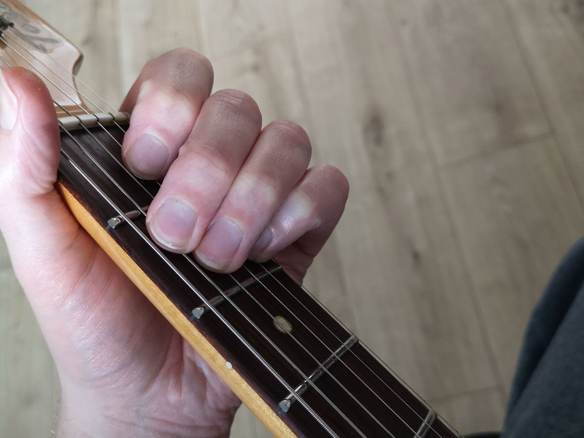 How to play an E chord on guitar