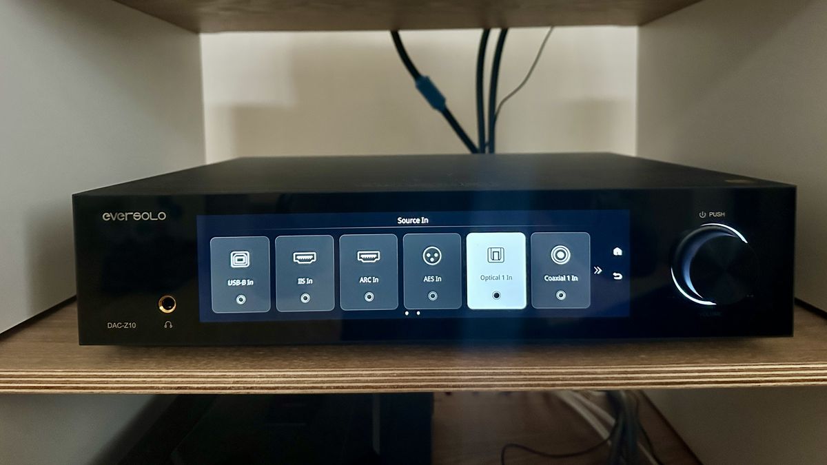 The Eversolo DAC-Z10 showing input selection options on the screen