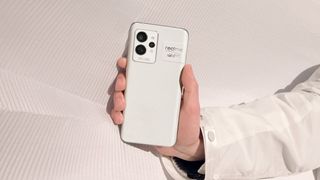 Die Rückseite des Realme GT 2 Pro in der Hand