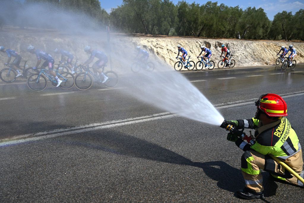 CORDOBA SPAIN AUGUST 23 A general view of the peloton cooling off with the water dispensed by the Fire Department during the La Vuelta 79th Tour of Spain 2024 Stage 7 a 1805km stage from Archidona to Cordoba UCIWT on August 23 2024 in Cordoba Spain Photo by Dario BelingheriGetty Images