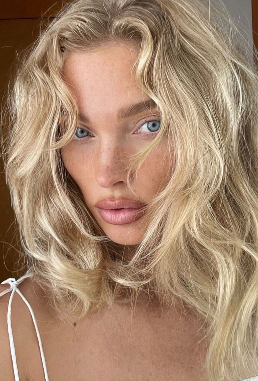 Elsa Hosk con capelli biondi intrecciati