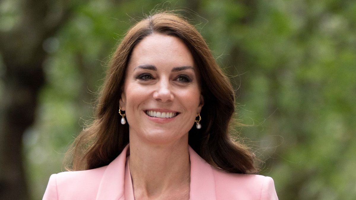 Kate Middleton wows in baby pink suit with £90 white pearl belt for ...