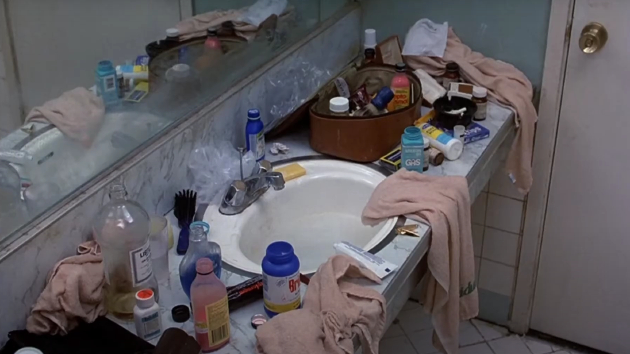 The bathroom mess in Planes, Trains and Automobiles