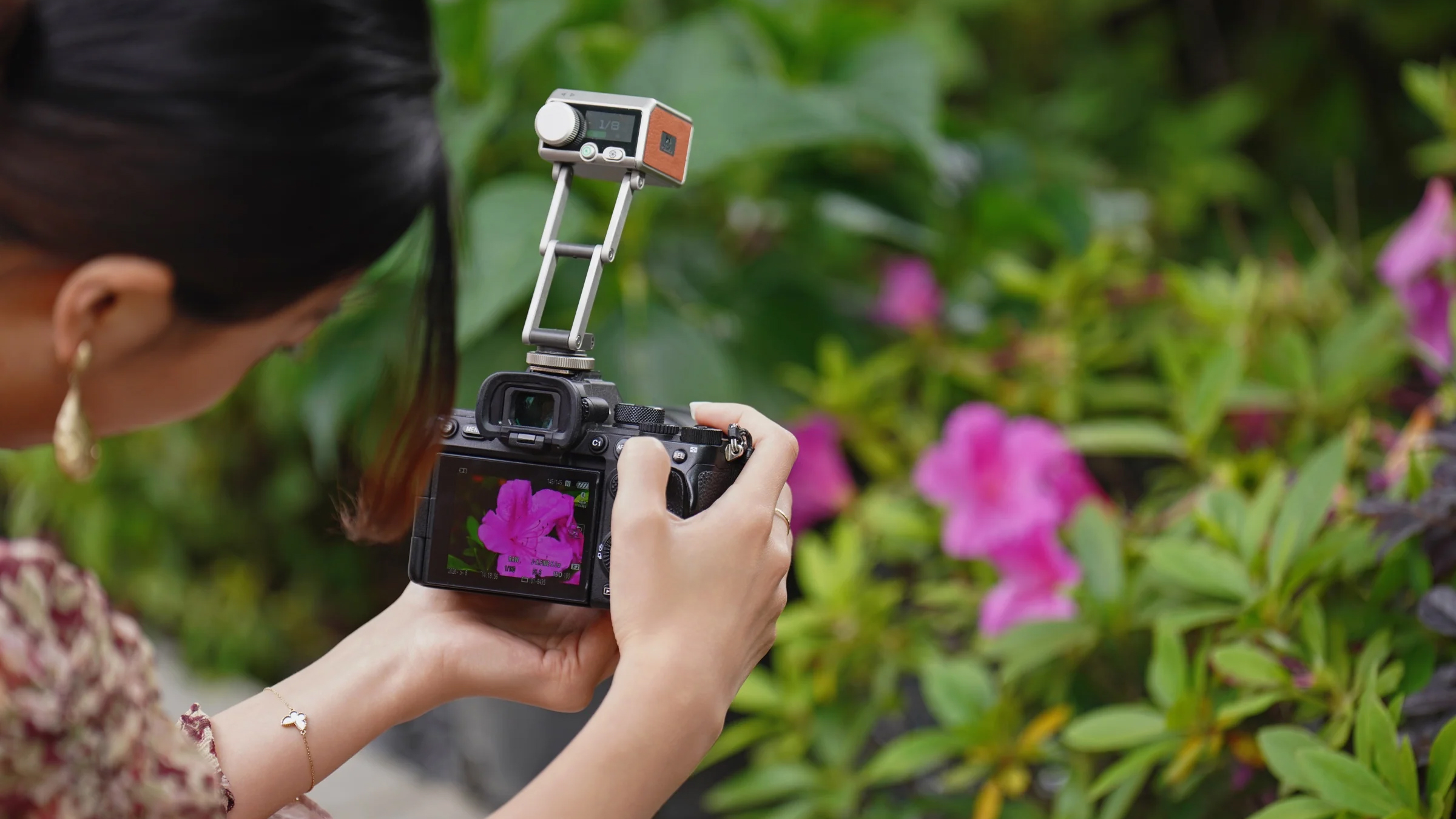 The Harlowe Pocket Flash is a small retro-styled flash with riser legs