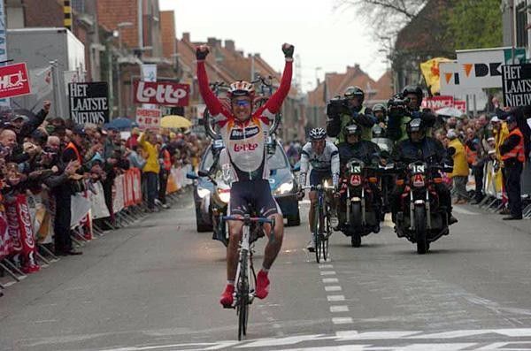 Nico Mattan (Davitamon-Lotto) wins Gent-Wevelgem ahead of Juan Antonio Flecha