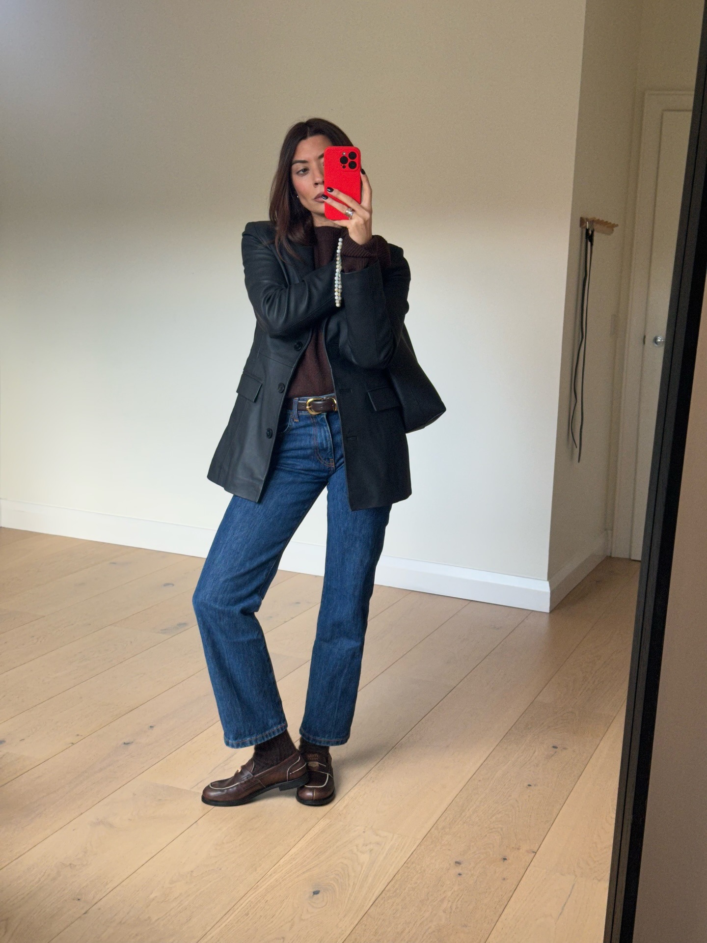 Fashion person Marianna Smyth wears a winter jean outfit 2025.