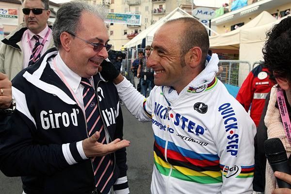 Angelo Zomegnan has a joke with the World Champion Paolo Bettini.