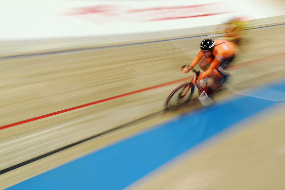 Jan-Willem van Schip of the Netherlands leads on his way to winning the gold medal in the Men&#039;s Points Race