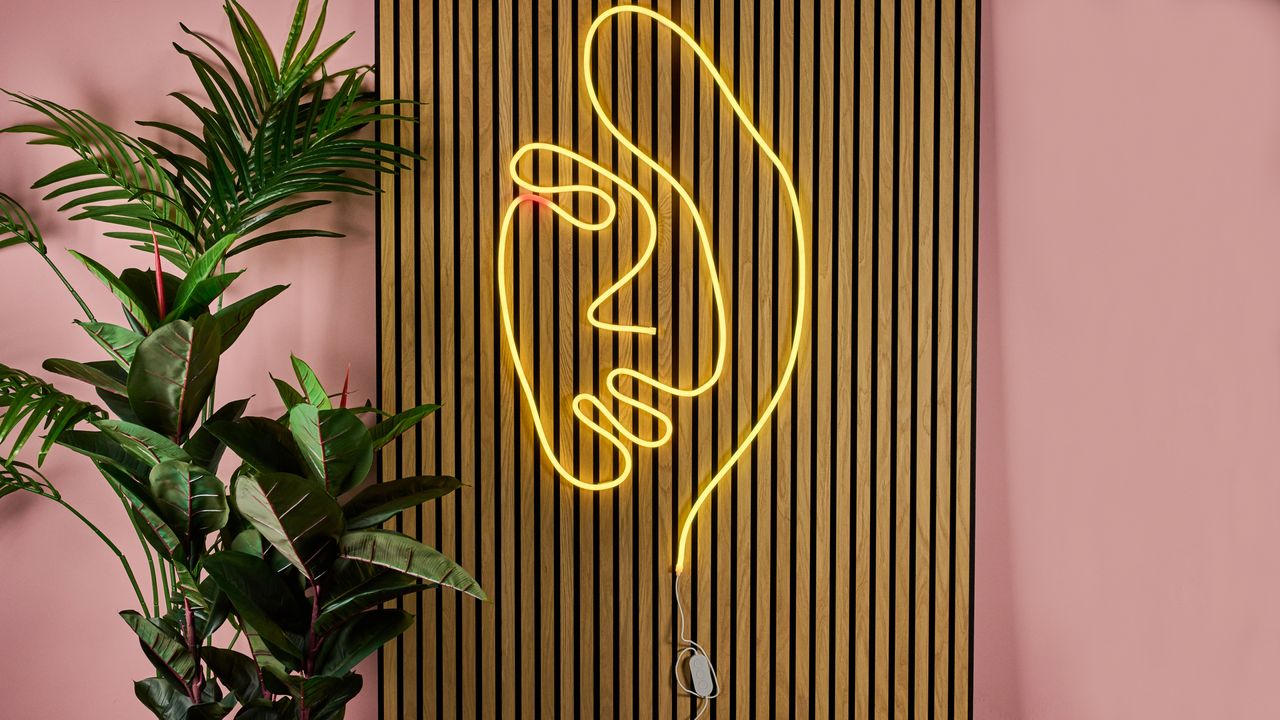 The rope light lights up yellow so it can be picked up by the shape mapping feature.
