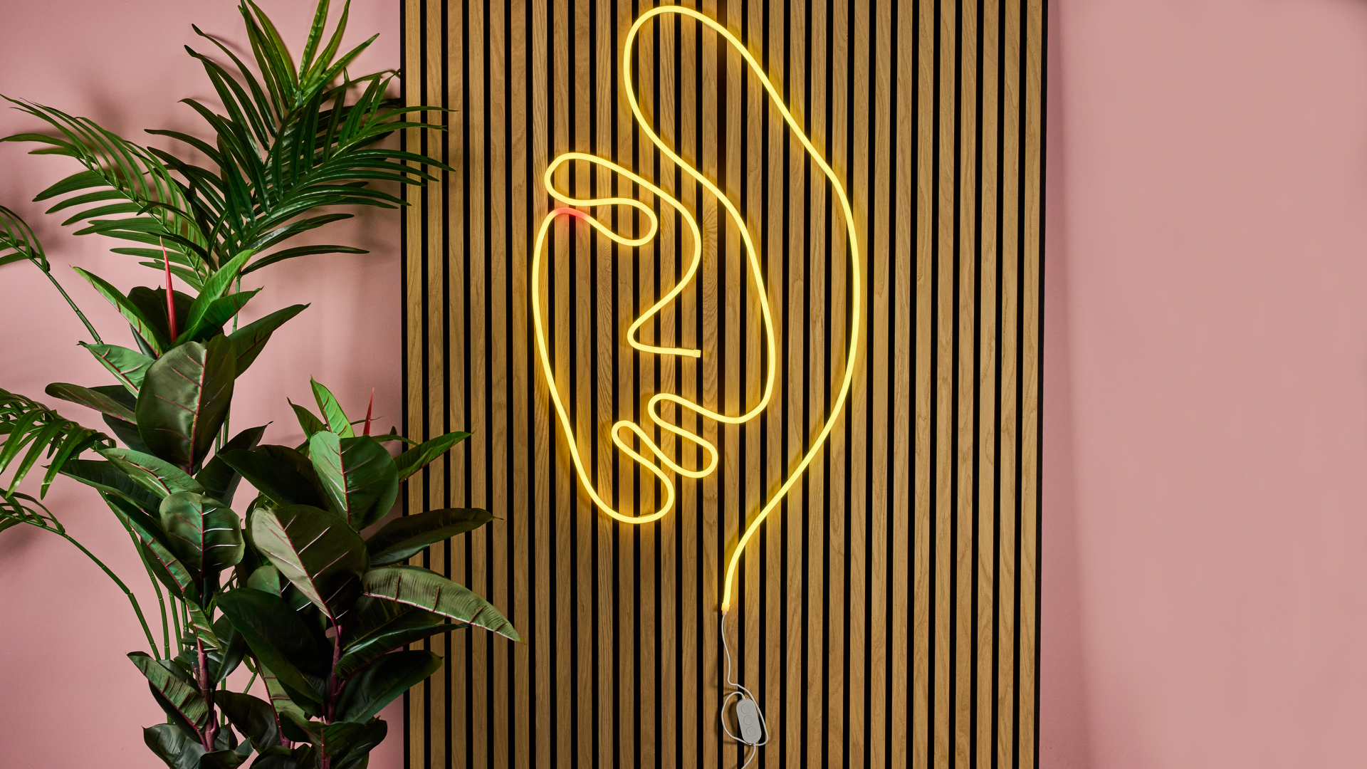 The rope light lights up yellow so it can be picked up by the shape mapping feature.