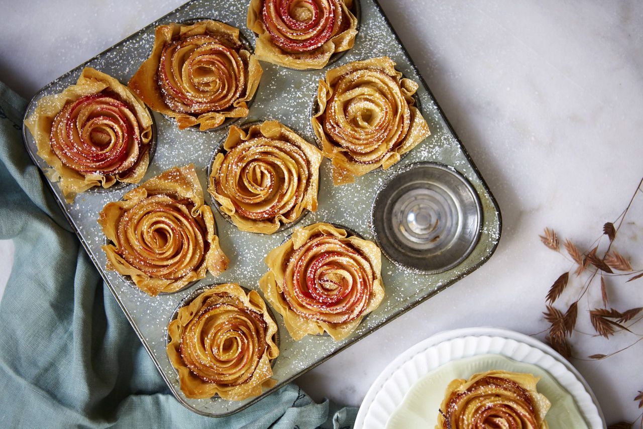 filo apple roses