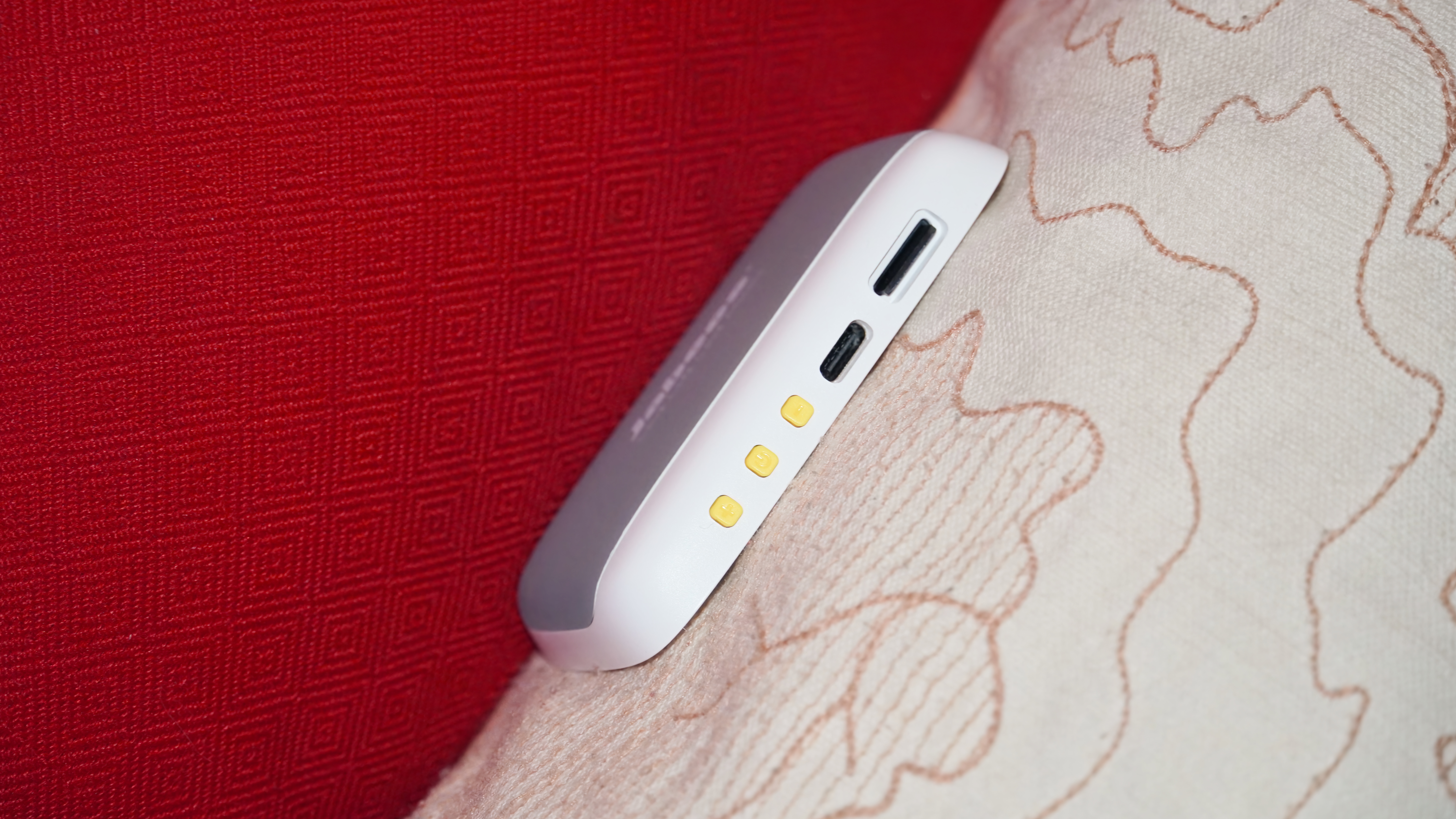 Το Jabees Peace Pillow Speaker ανάμεσα σε μαξιλάρι και καναπέ.