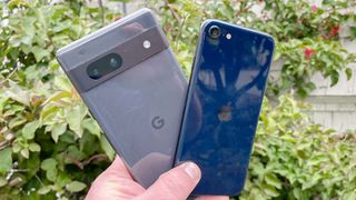 Google Pixel 7a vs. iPHone SE