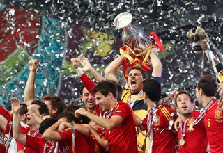 Spain players celebrate after winning Euro 2012