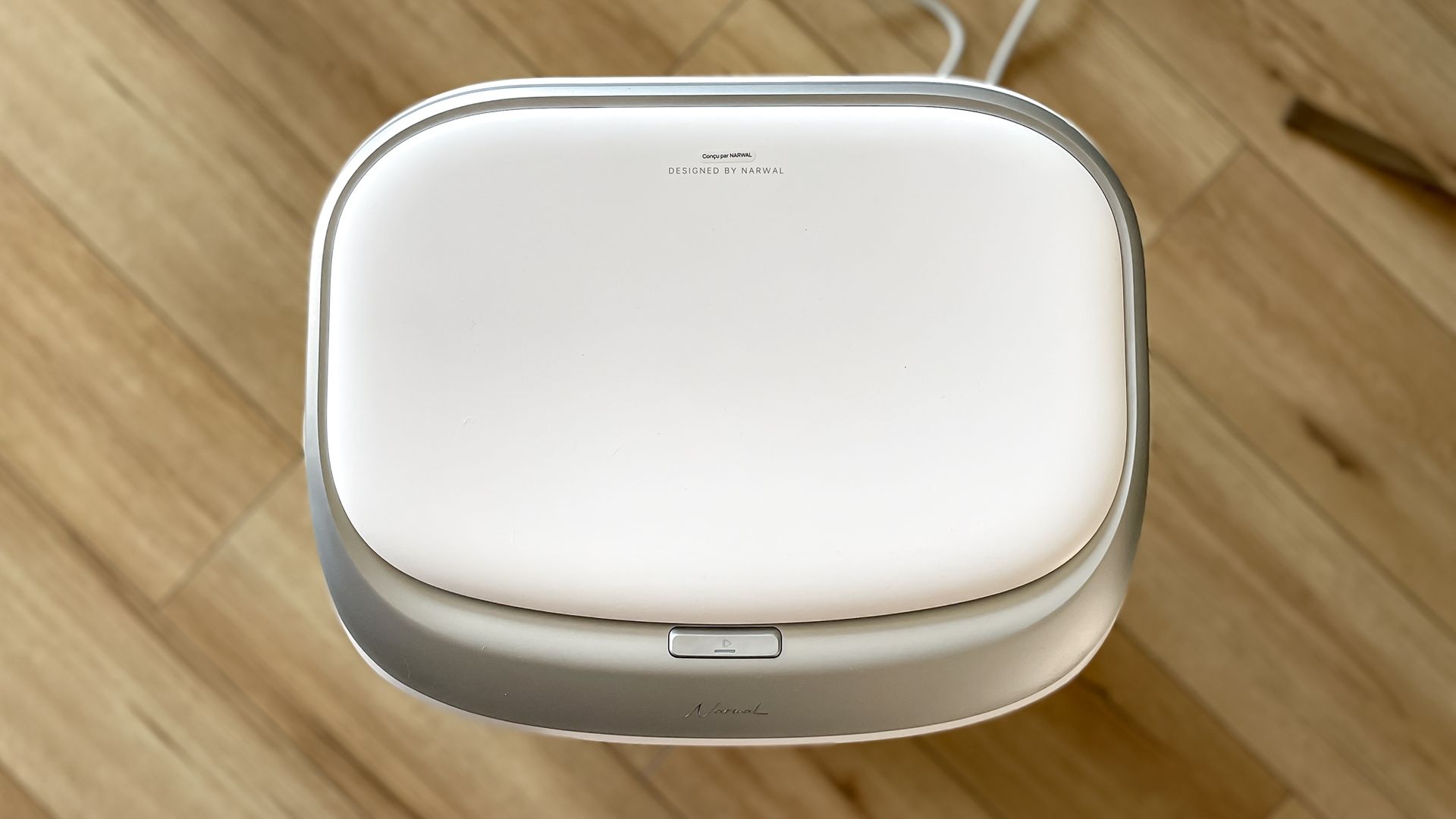 The top of the Narwal Freo 20 robot vacuum dock