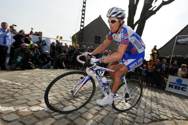 Sylvain Chavanel (Quick Step) heads over the Paterberg