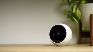 Logitech Circle 2 Wire Free Camera σε μια κορυφή πίνακα