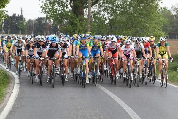 The bunch rolls out of Roeselare for the fifth edition of the event