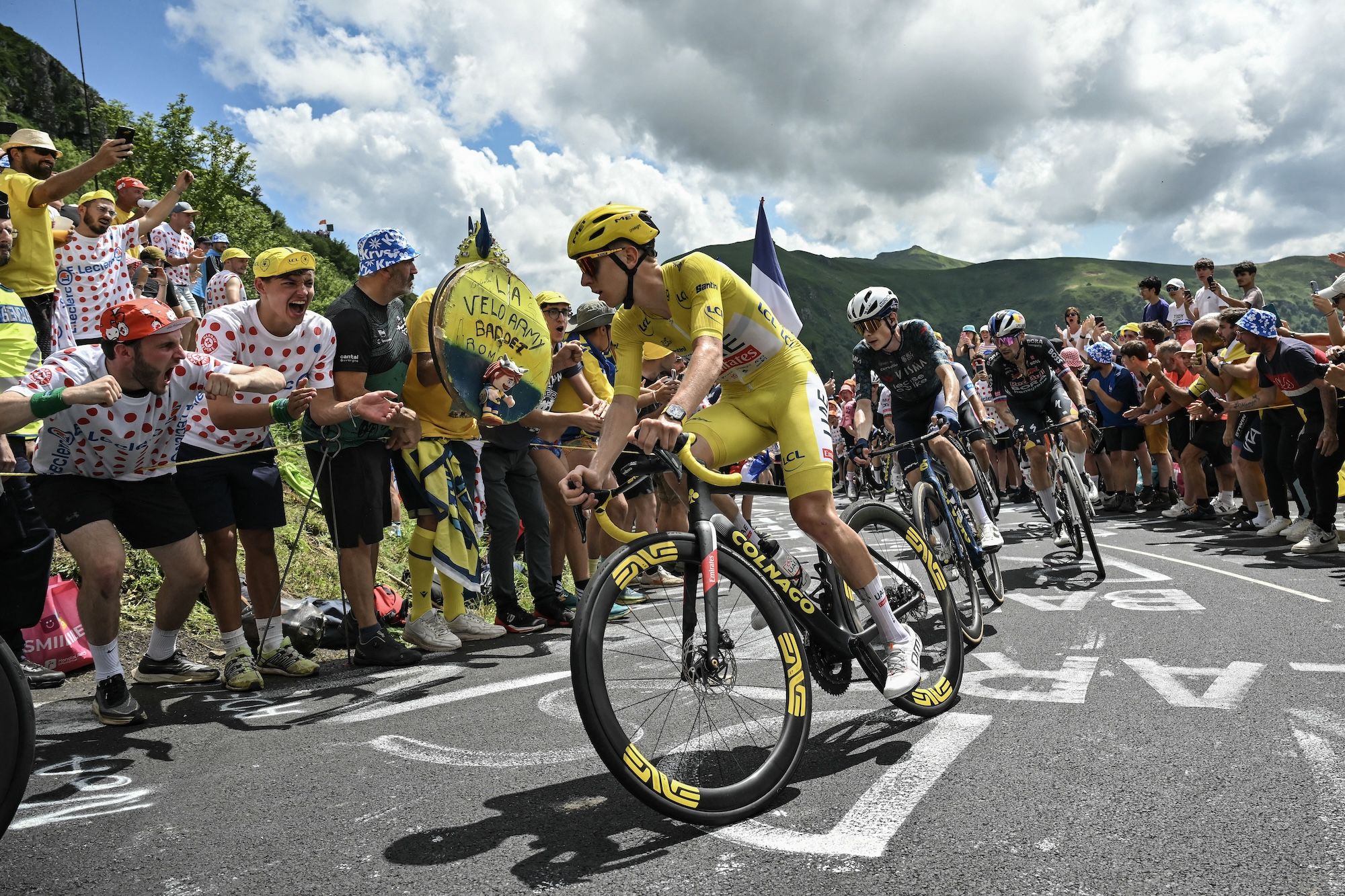 'Bakholdsterritorium' – Hvorfor det kan komme store overraskelser i de kommende Tour de France-etappene gjennom Massif Central