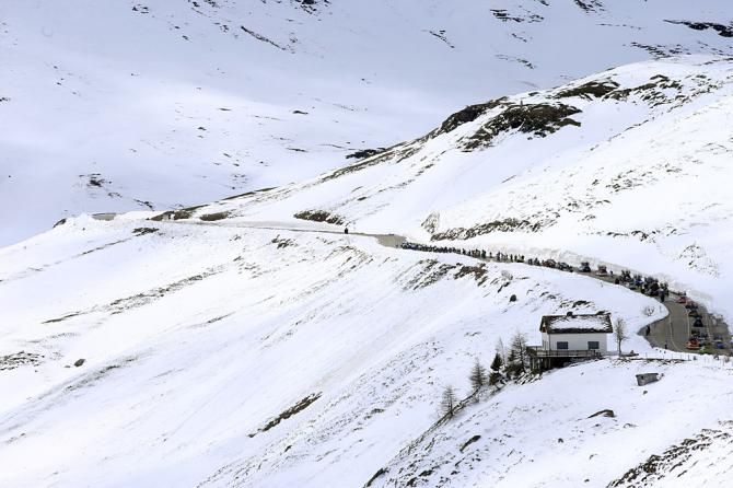A snowy backdrop for the Giro d'Italia on stage 15