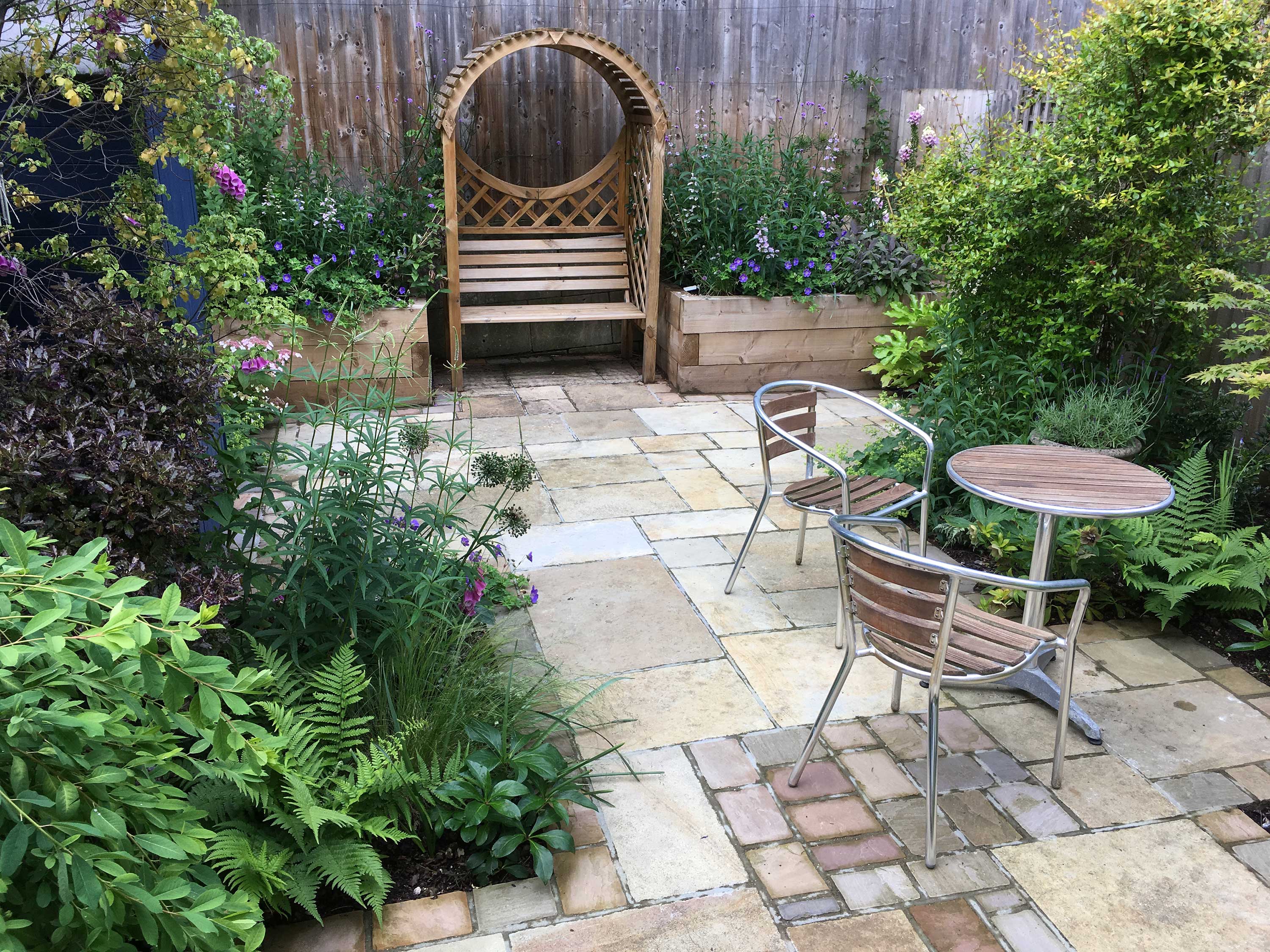 patio with greenery