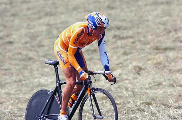 Michael Boogerd (Rabobank riding through the fields