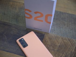 Galaxy S20 FE in orange