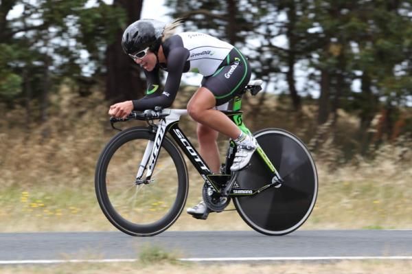 Alexis Rhodes (GreenEDGE-AIS) gives everything with a kilometre to go
