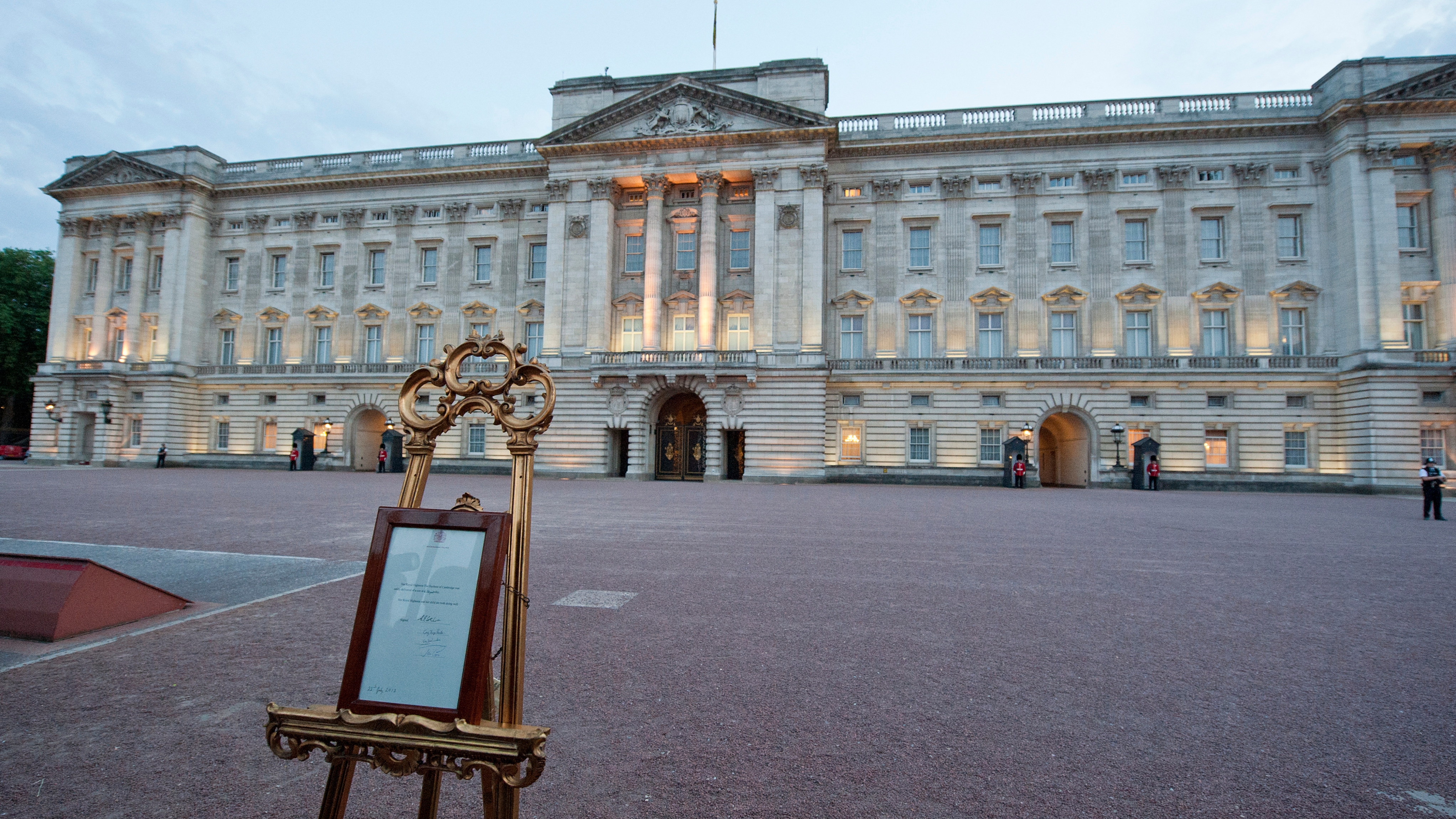 An easel stands in the forecourt of Buckingham Palace in London on July 22, 2013, to announce the birth of Prince George