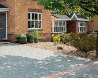 front garden with driveway and block paving