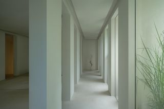 Forest Villa minimalist colonnade