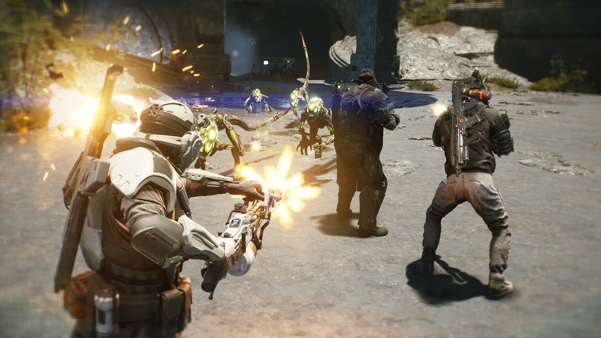 Promotional screenshot of players shooting at Xenomorphs in Aliens: Fireteam Elite