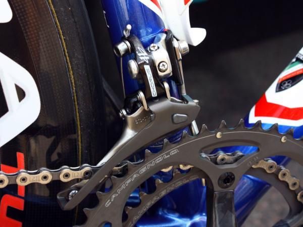 Voeckler foregoes the carbon cage of Record or Super Record in favor of Chorus's titanium one.