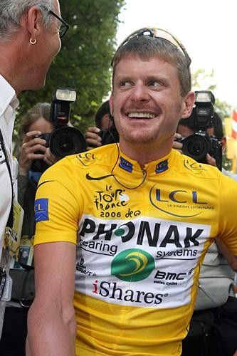 Floyd Landis (Phonak) in yellow, before the stage