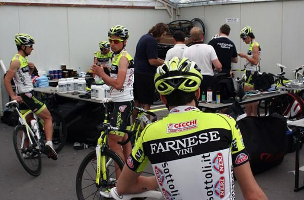 The Farnese Vini-Neri Sottoli riders get ready.
