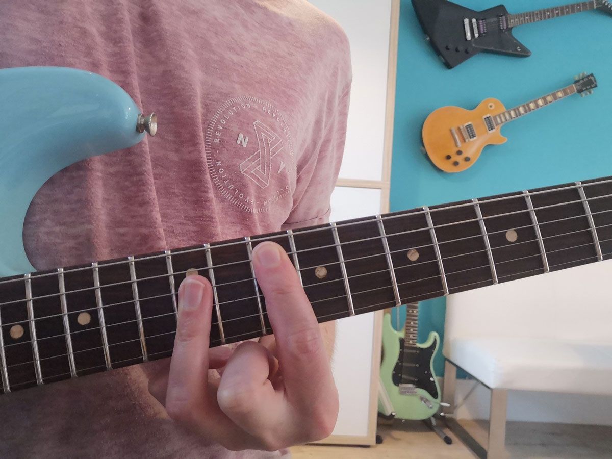 How to play the G chord on guitar