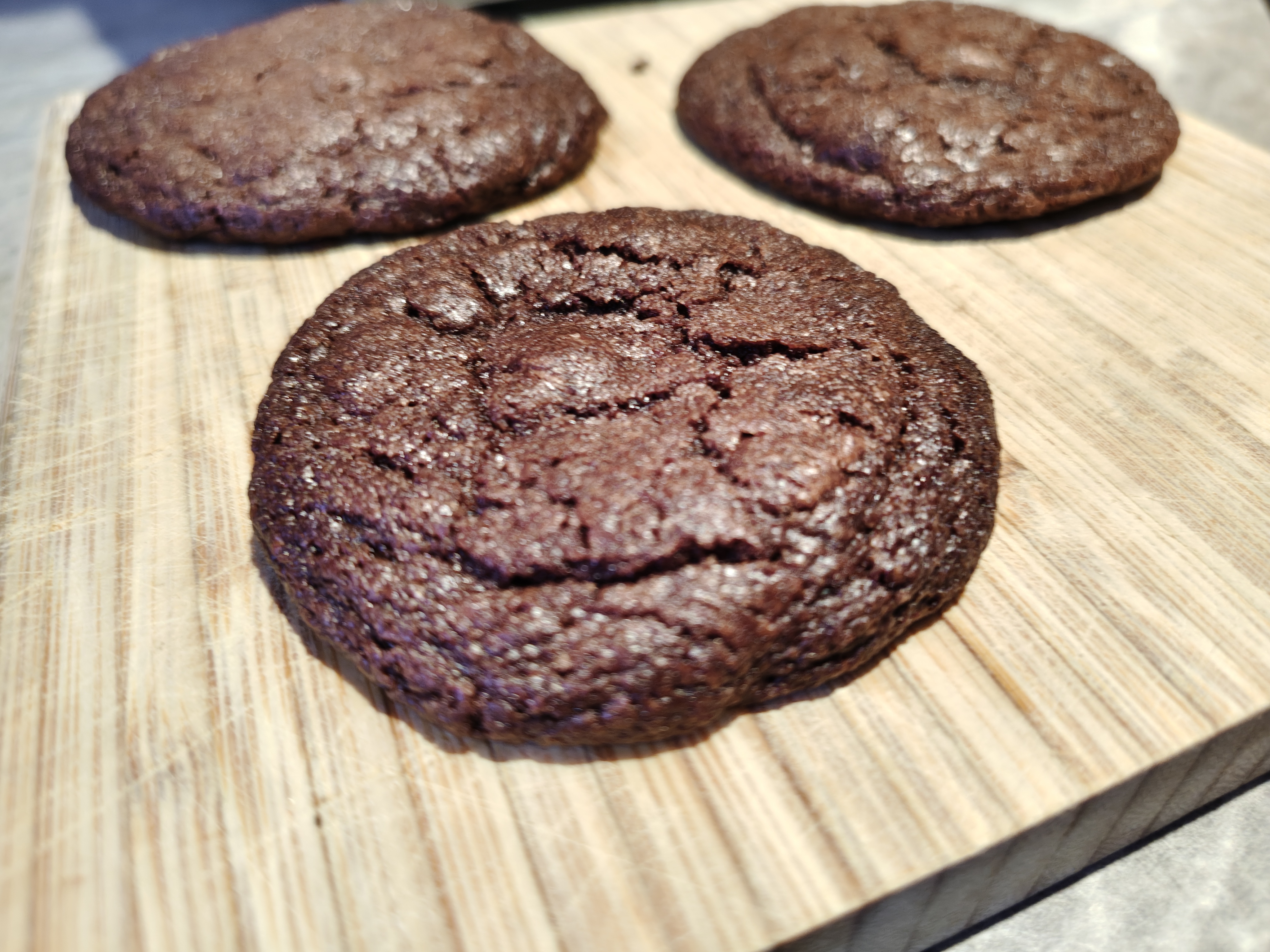 A photo of some cookies taken on the Moto Edge 70.