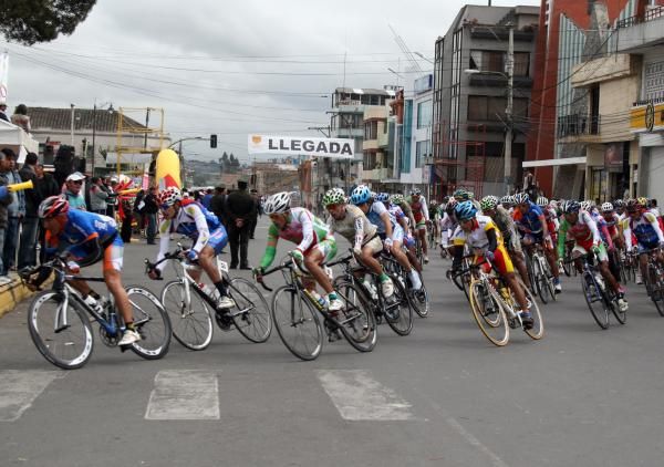 The peloton sweeps through a corner