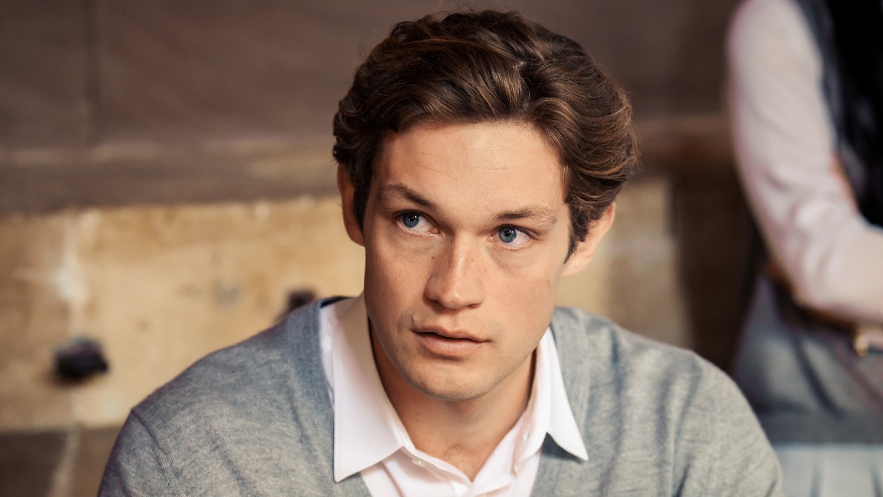 困惑した表情を浮かべるジェームス。 